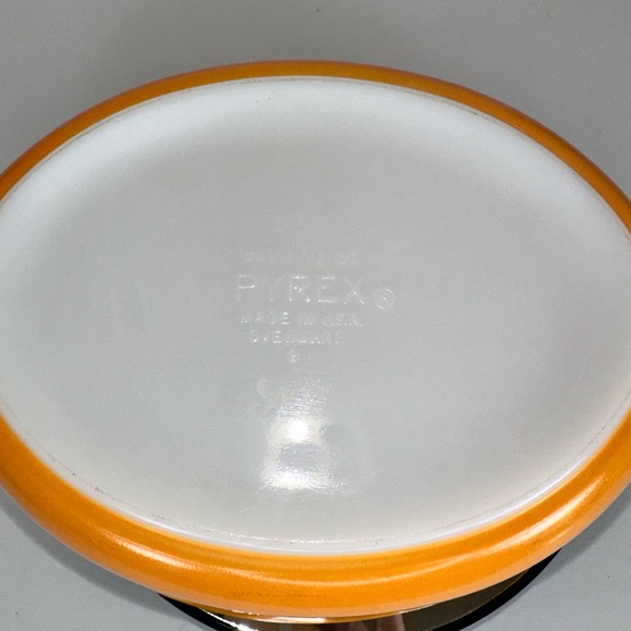 Vintage Pyrex Orange Oval 043 1.5 Quart with Cinderella handles. - Picture 5 of 7